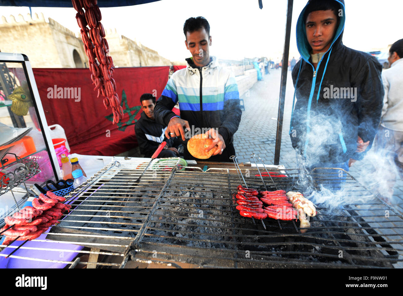 Merguez ist eine rote, würzige Hammelfleisch oder Rindfleisch-basierten Frischwurst aus der nordafrikanischen Küche Stockfoto