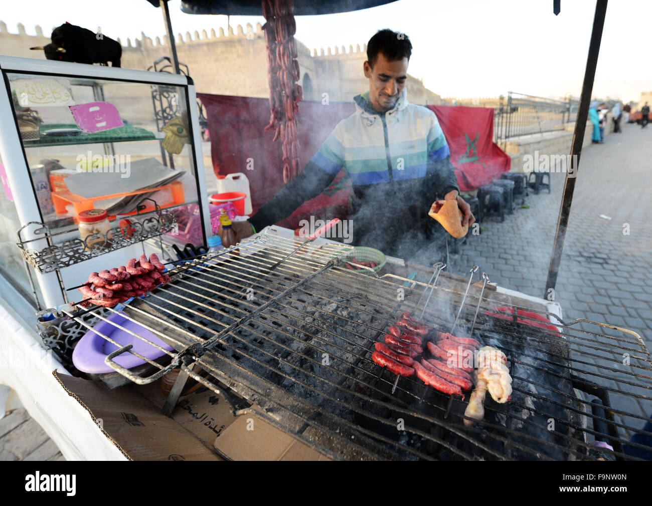 Merguez ist eine rote, würzige Hammelfleisch oder Rindfleisch-basierten Frischwurst aus der nordafrikanischen Küche Stockfoto