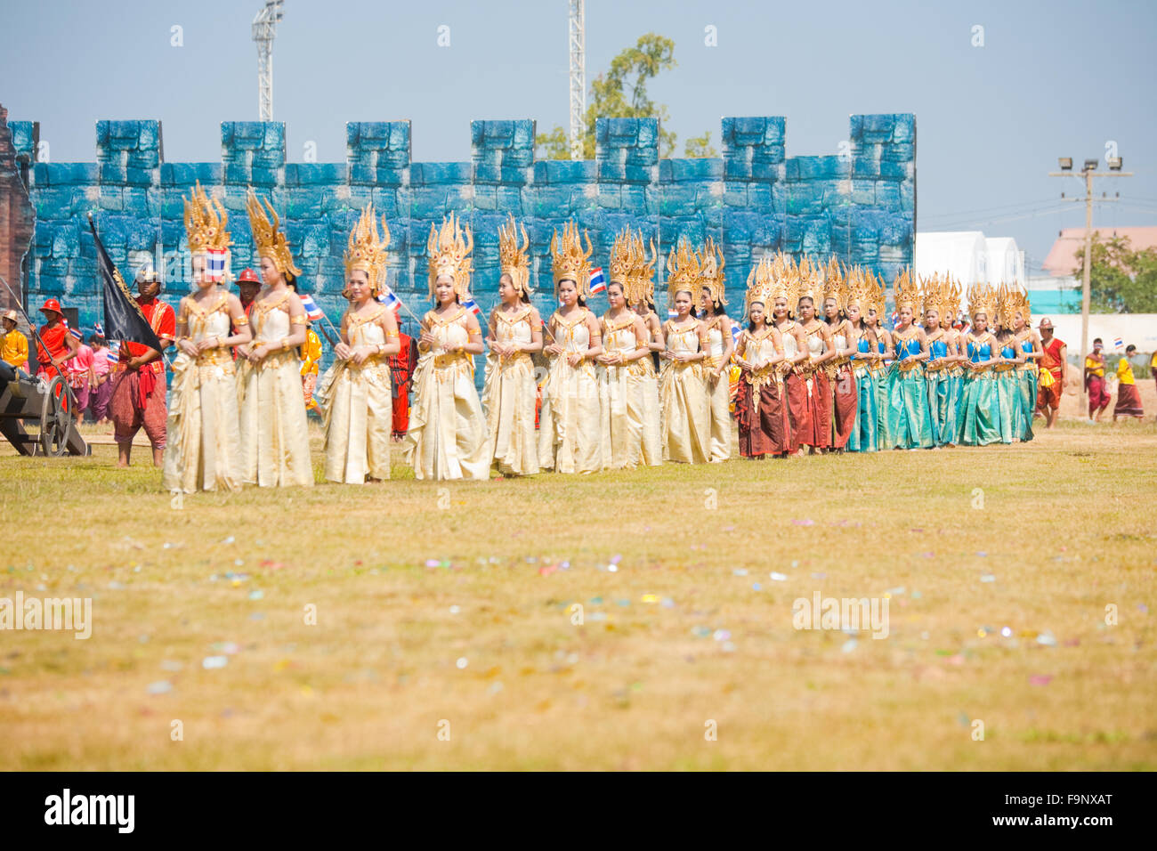 Wunderschön gekleidete Thai Tänzer kommen auf die Bühne, auf Feld bei der jährlichen Surin Elephant Roundup durchzuführen Stockfoto