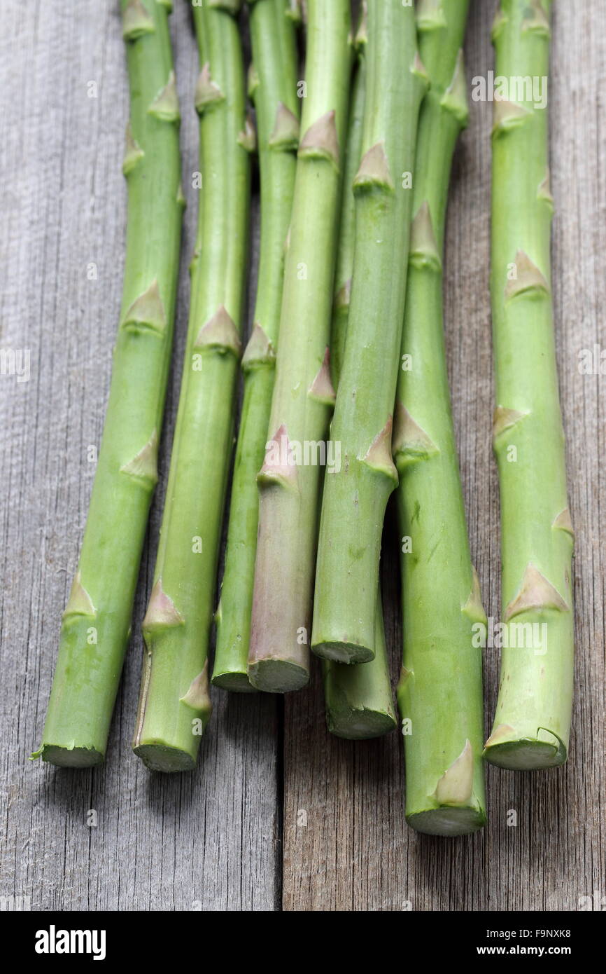 Ungenutzte Spargel ergibt sich auf Holzbrett Stockfoto