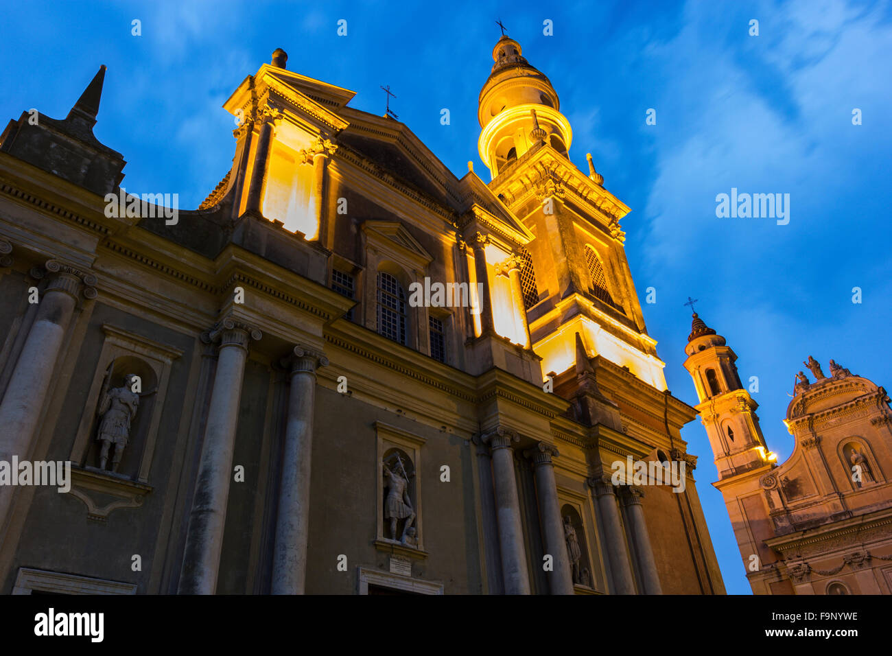 Basilica di San Michele Arcangelo und Kapelle der Unbefleckten Empfängnis in Menton, Frankreich Stockfoto