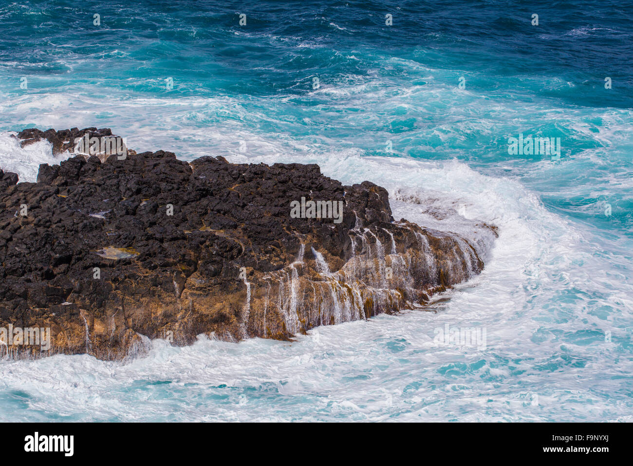 Wellen brechen harte auf einem Felsen auf Phillip Island, Victoria, Australien Stockfoto