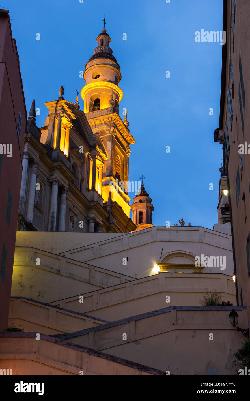 Basilica di San Michele Arcangelo in Menton in Frankreich am Morgen Stockfoto