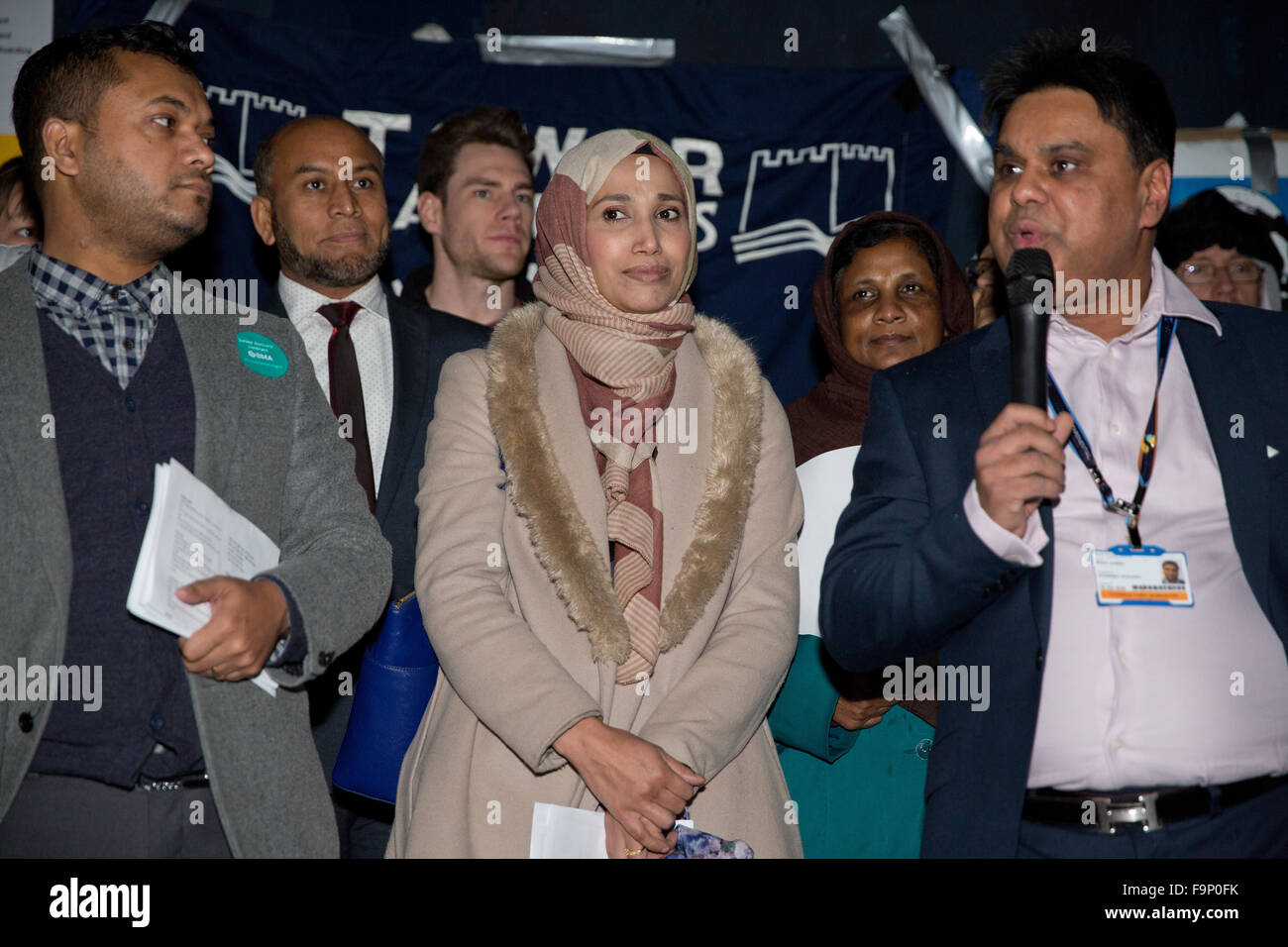 London, UK. 17. Dezember 2015. Shafi Ahmed, Mitglied des Royal College of Surgeons, befasst sich mit der Weihnachts-Rallye für den NHS außerhalb der alten Royal London Hospital neben Ratsherren Oliur Rahman und Rabina Khan. Bildnachweis: Mark Kerrison/Alamy Live-Nachrichten Stockfoto