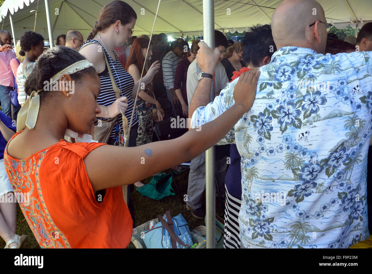 Junges Mädchen betet für einen Mann in ein Zelt-Revival in Wiederbelebung in Riverdale Park, Md Stockfoto