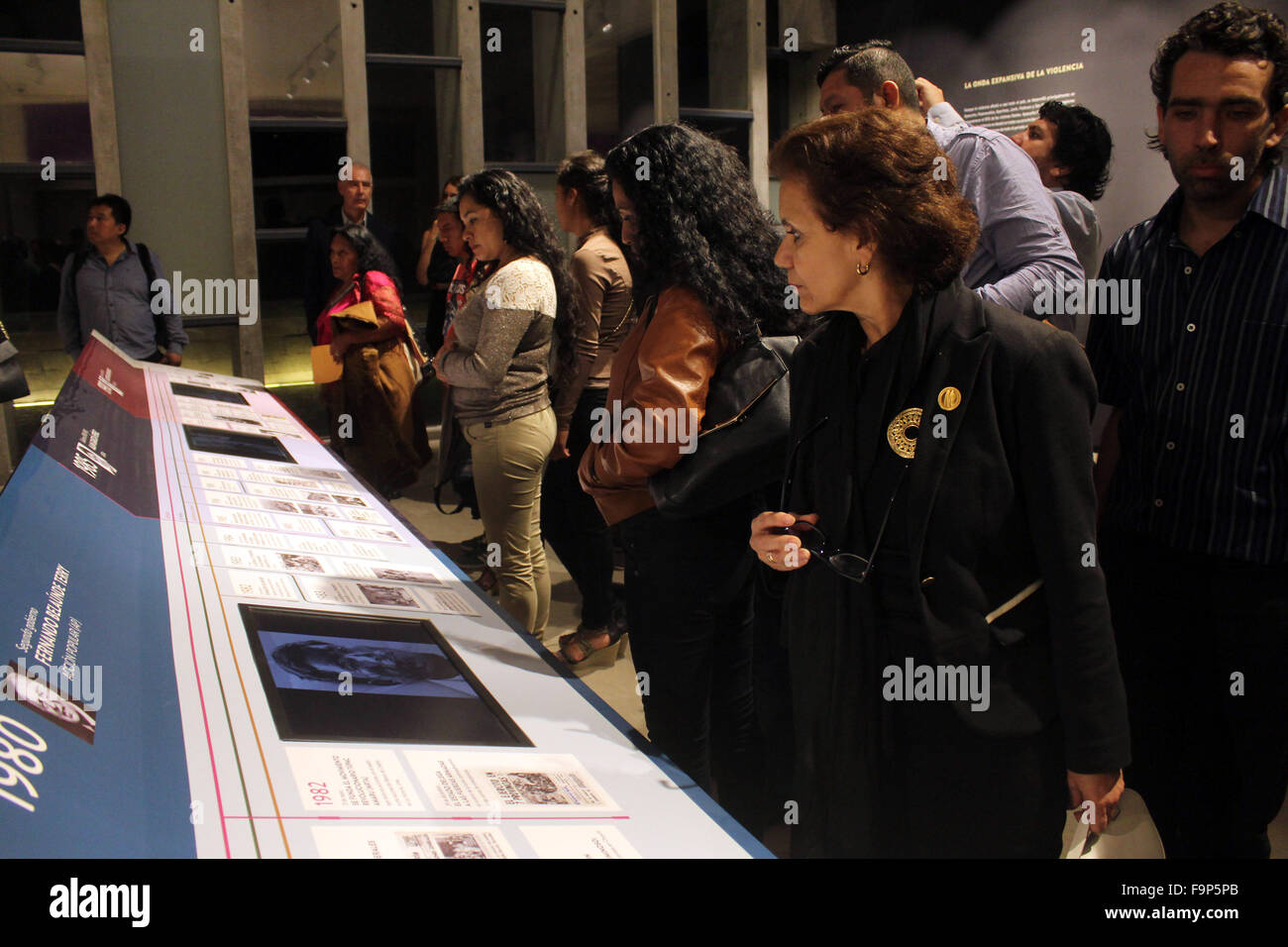 Lima, Peru. 17. Dezember 2015. Besucher schauen Sie sich Exponate auf dem Display an den Ort der Erinnerung, Toleranz und soziale Eingliederung Museum in Lima, Peru, 17. Dezember 2015. Das Museum zeigt Exponate, die auf den internen bewaffneten Konflikt in dem Andenstaat zwischen 1980 und 2000 widerspiegeln. © Luis Camacho/Xinhua/Alamy Live-Nachrichten Stockfoto