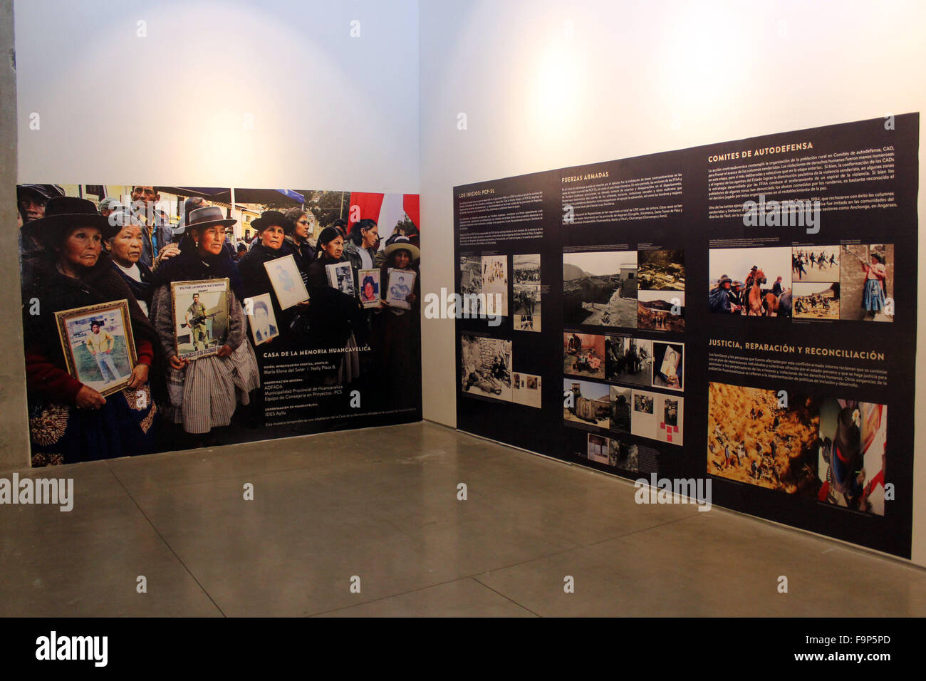 Lima, Peru. 17. Dezember 2015. Bilder sind auf dem Display an den Ort der Erinnerung, Toleranz und soziale Eingliederung Museum in Lima, Peru, 17. Dezember 2015. Das Museum zeigt Exponate, die auf den internen bewaffneten Konflikt in dem Andenstaat zwischen 1980 und 2000 widerspiegeln. © Luis Camacho/Xinhua/Alamy Live-Nachrichten Stockfoto