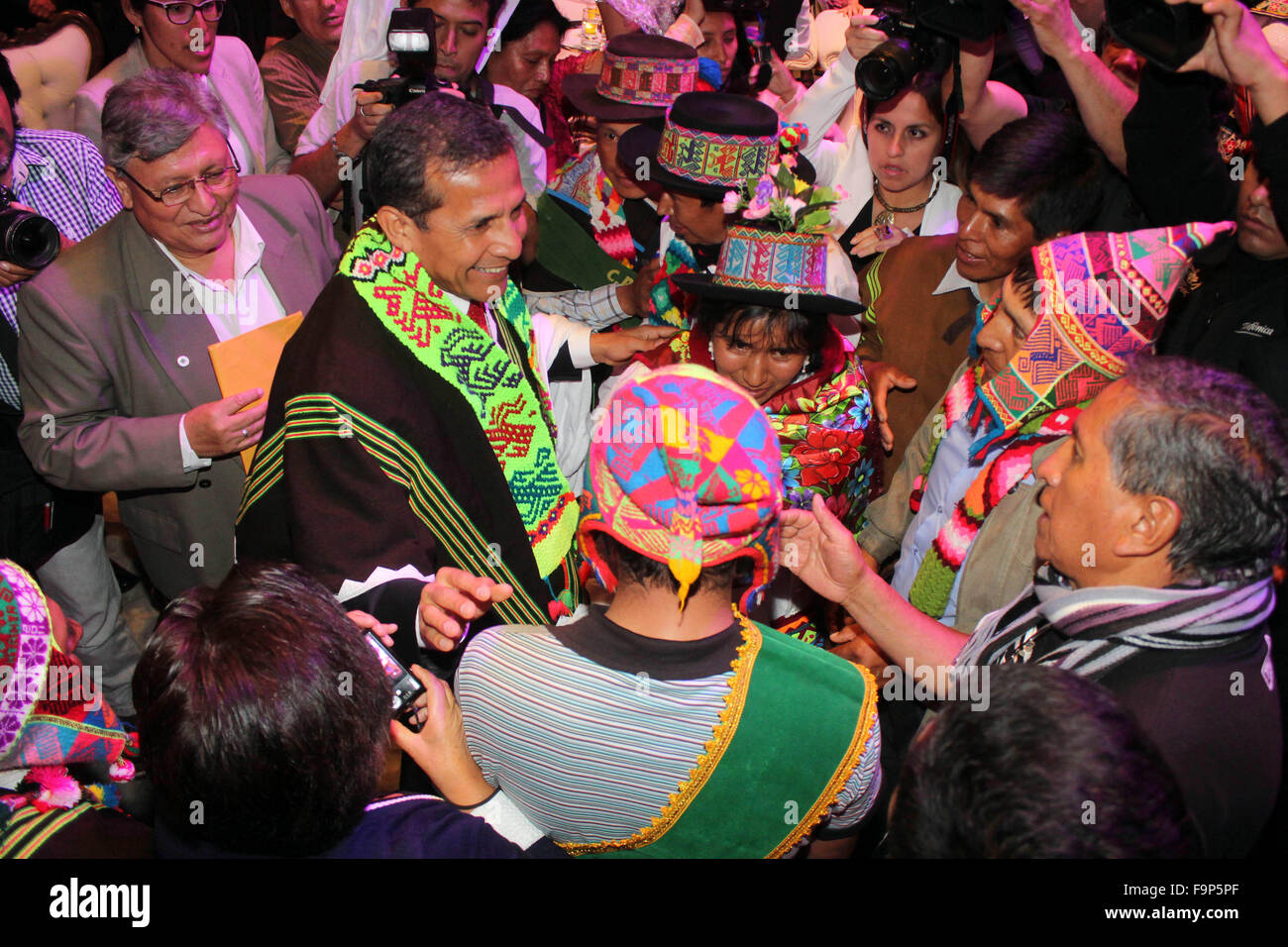 Lima, Peru. 17. Dezember 2015. Perus Präsident Ollanta Humala (Mitte links) begrüßt Fans während der Eröffnung der Ort der Erinnerung, Toleranz und soziale Eingliederung Museum in Lima, Peru, 17. Dezember 2015. Das Museum zeigt Exponate, die auf den internen bewaffneten Konflikt in dem Andenstaat zwischen 1980 und 2000 widerspiegeln. © Luis Camacho/Xinhua/Alamy Live-Nachrichten Stockfoto