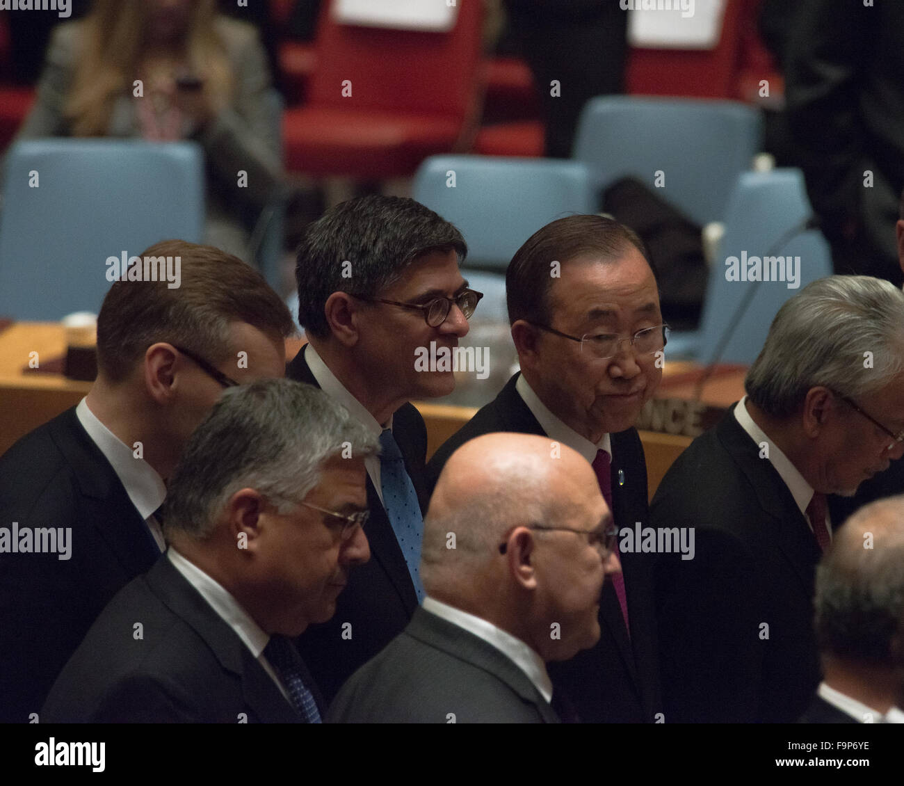 New York, Vereinigte Staaten von Amerika. 17. Dezember 2015. UN-Generalsekretär Ban Ki-Moon (Mitte rechts) und US-Finanzminister Jack Lew (Mitte links) Pose für ein Foto zusammen mit anderen Finanzminister vor Beginn der Sitzung des Sicherheitsrates. Als Teil einer Reihe von Sitzungen des Sicherheitsrats zum Thema Terrorismus, vor allem islamische Staat Extremismus in Syrien, US-Finanzminister Jack Lew unter dem Vorsitz einer Sitzung des Rates über die Anstrengungen zur Finanzierung von islamischen Staat Gruppen zu beschränken. Bildnachweis: Albin Lohr-Jones/Pacific Press/Alamy Live-Nachrichten Stockfoto