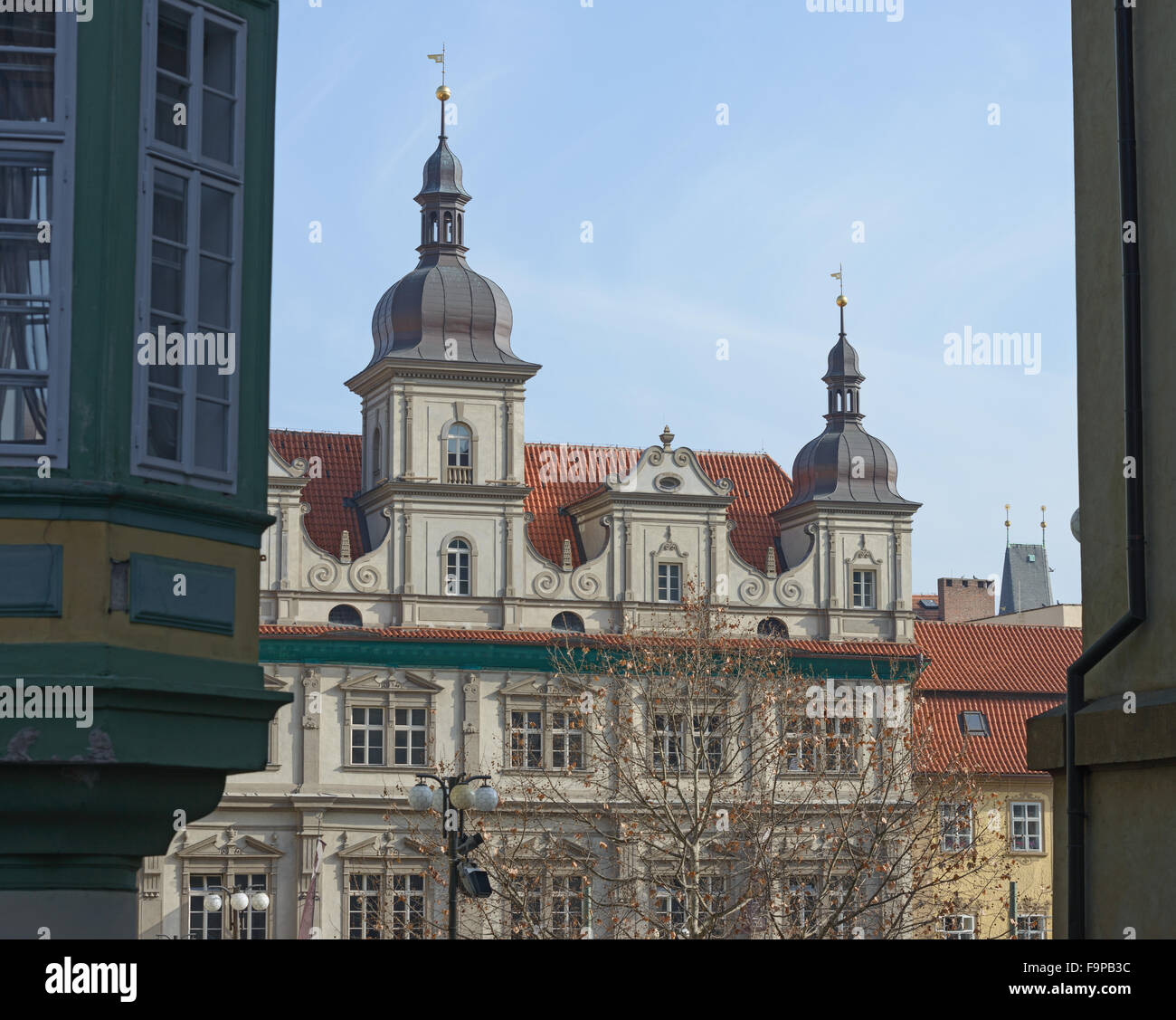 Blick vom Snemovni Straße in Richtung ehemalige Rathaus von Mala Strana (Viertel) am Kleinseitner Platz in Prag, Tschechische Repub Stockfoto
