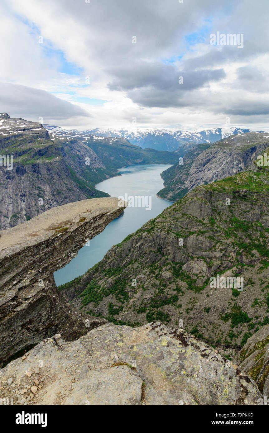 Vertikale Ansicht auf Trolls Zunge (Trolltunga) Felsen über dem See Ringedalsvatnet, Norwegen Stockfoto