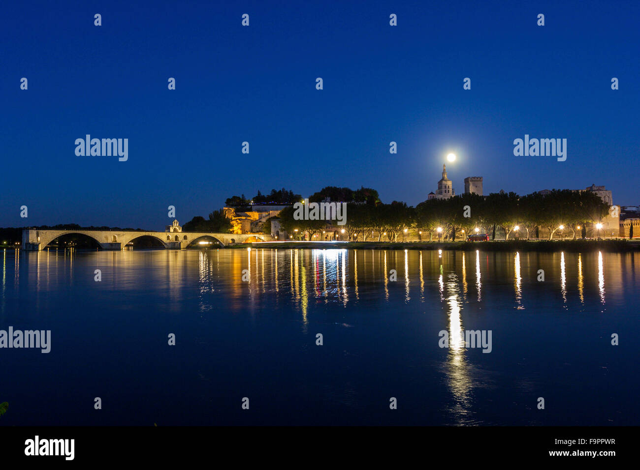 Vollmond über der Altstadt von Avignon in Frankreich Stockfoto
