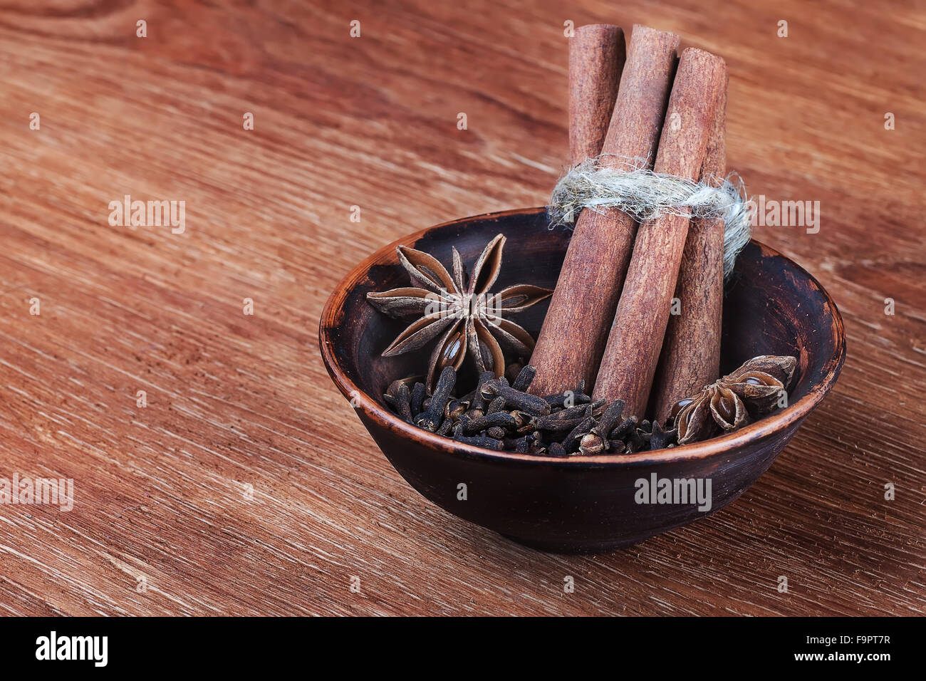 traditionellen weihnachtlichen Gewürzen - Sternanis, Nelken und Zimtrinde sticks - auf einem Holztisch Stockfoto