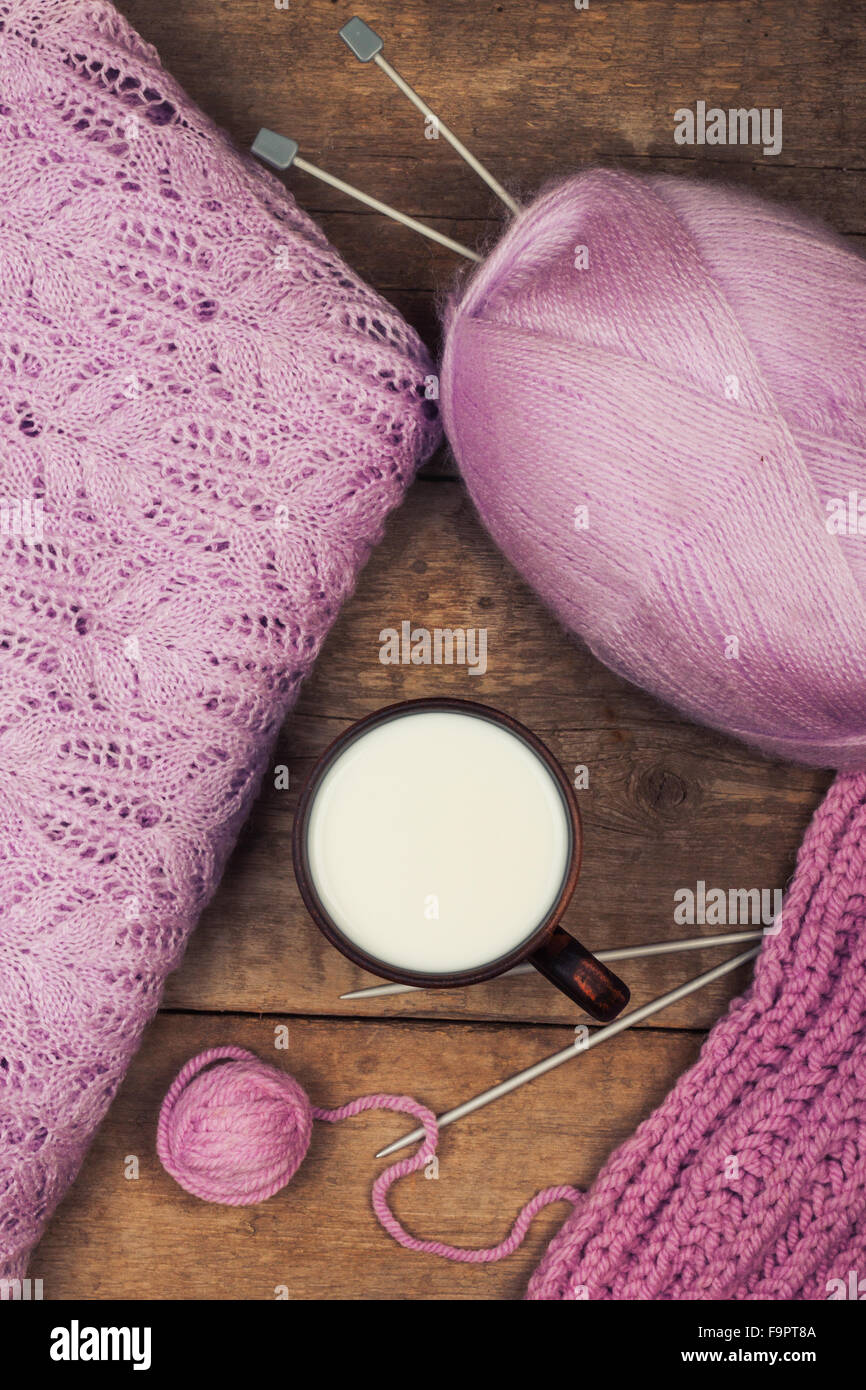 Frauen zarte lila Pullover und Materialien zum stricken auf einem Holztisch Stockfoto