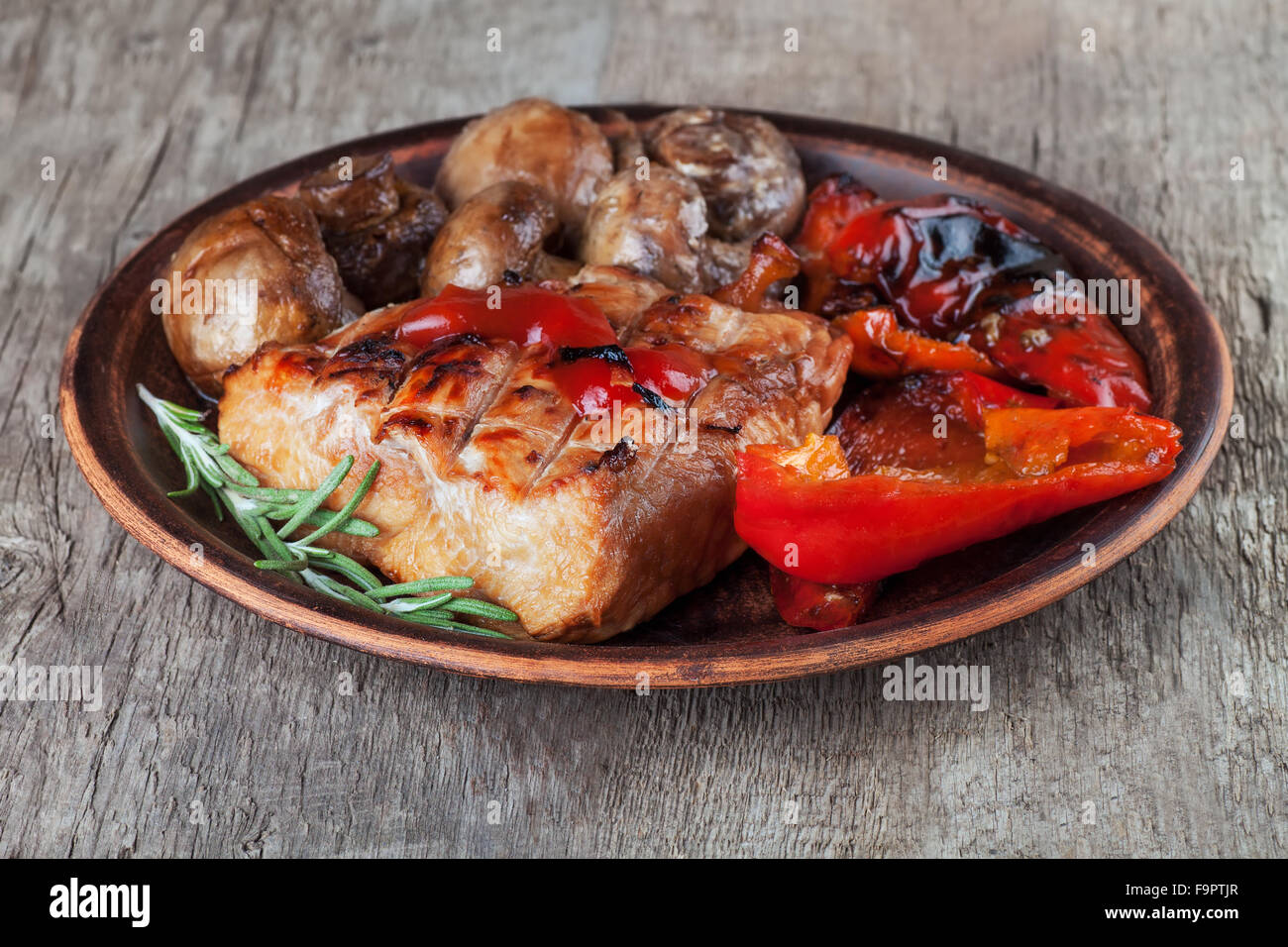 leckeres Fleisch und Gemüse auf dem Grill zubereitet Stockfoto