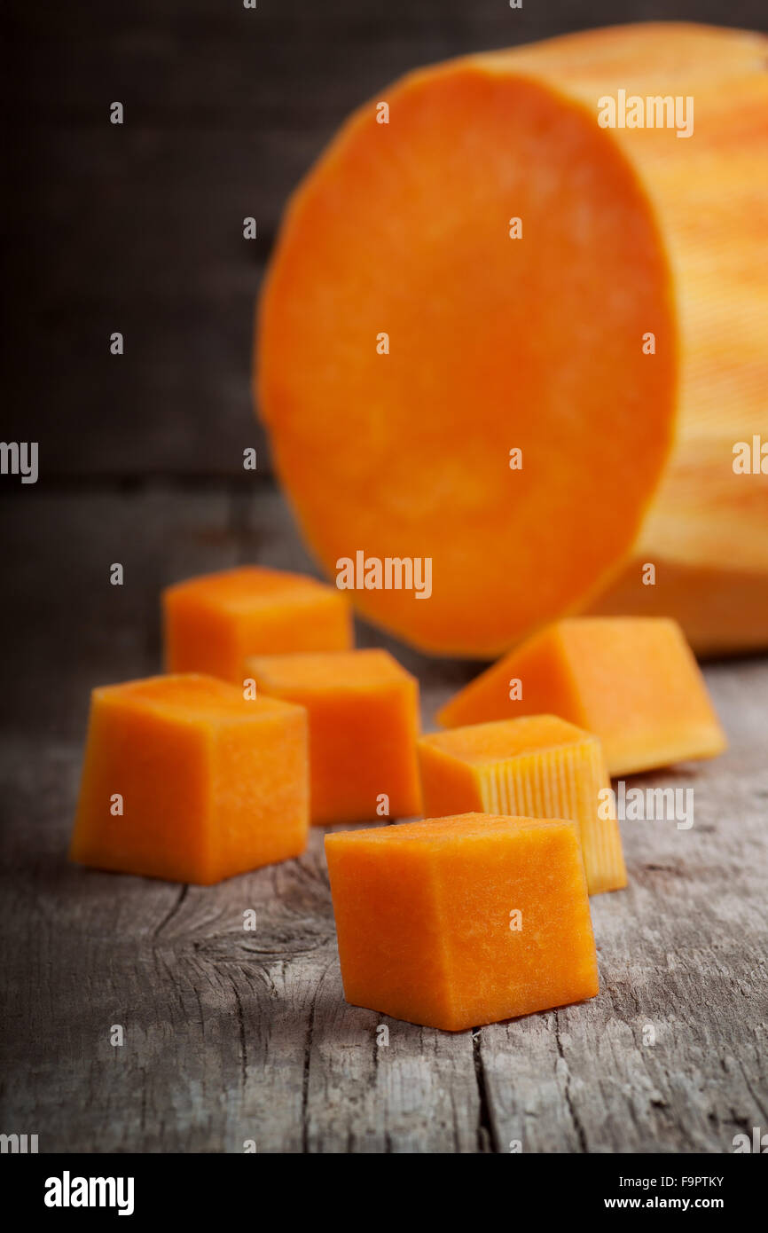 gewürfelte frische süße Kürbis auf einem Holztisch Stockfoto