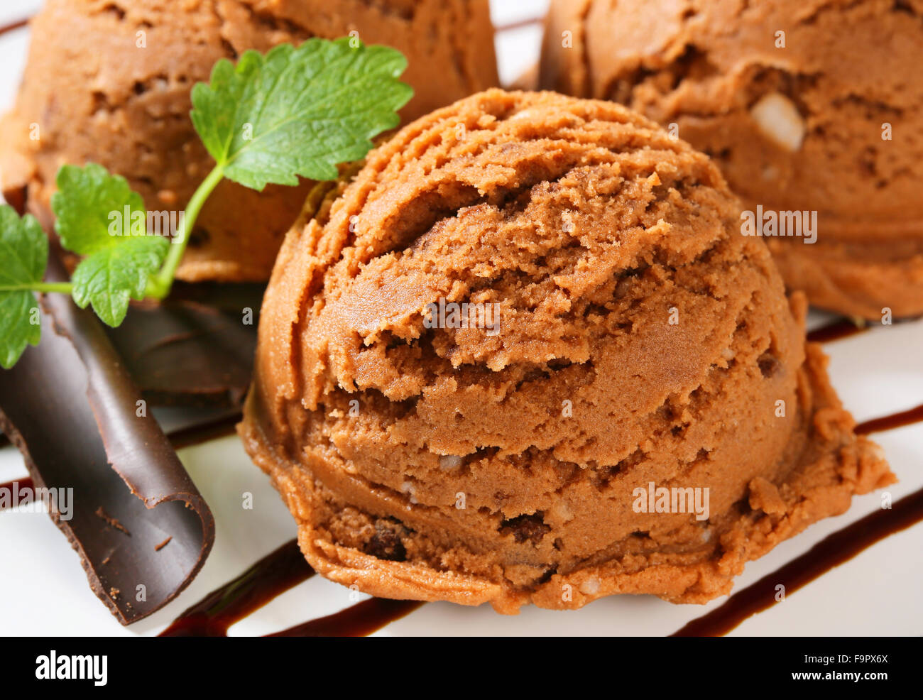 Kugeln braun Eis mit Schokolade Sirup Stockfoto, Bild: 92087266 - Alamy