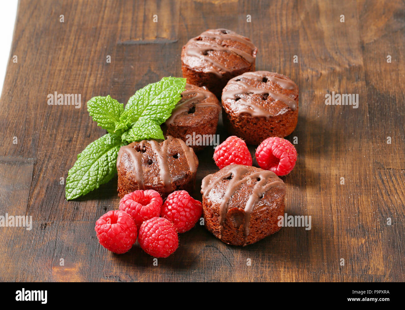 Mini-Schoko-Kuchen mit Himbeer-Füllung Stockfotografie - Alamy