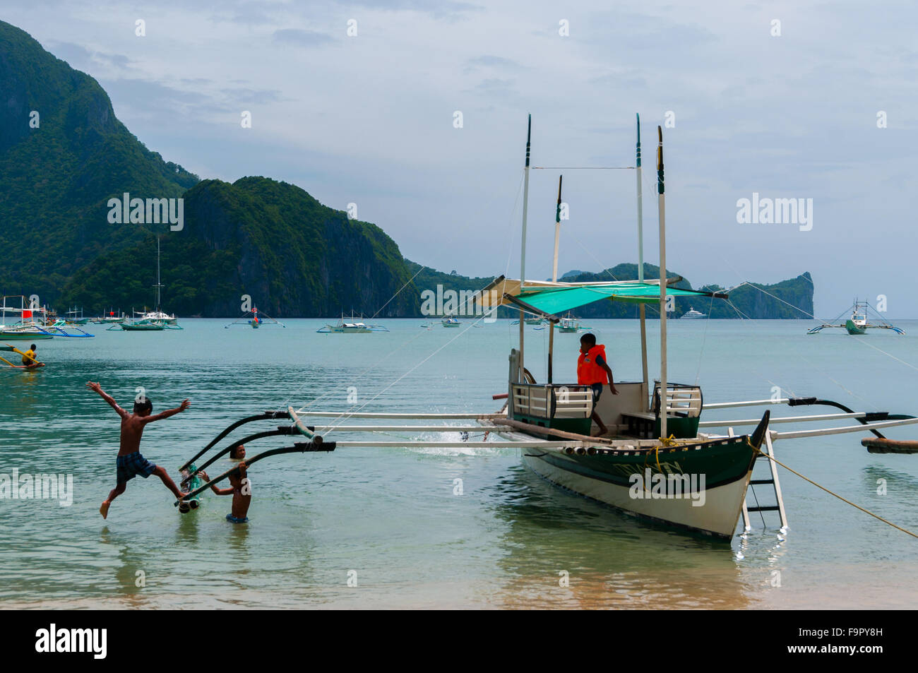 Kinder spielen mit dem Boot in die Küste Stockfoto