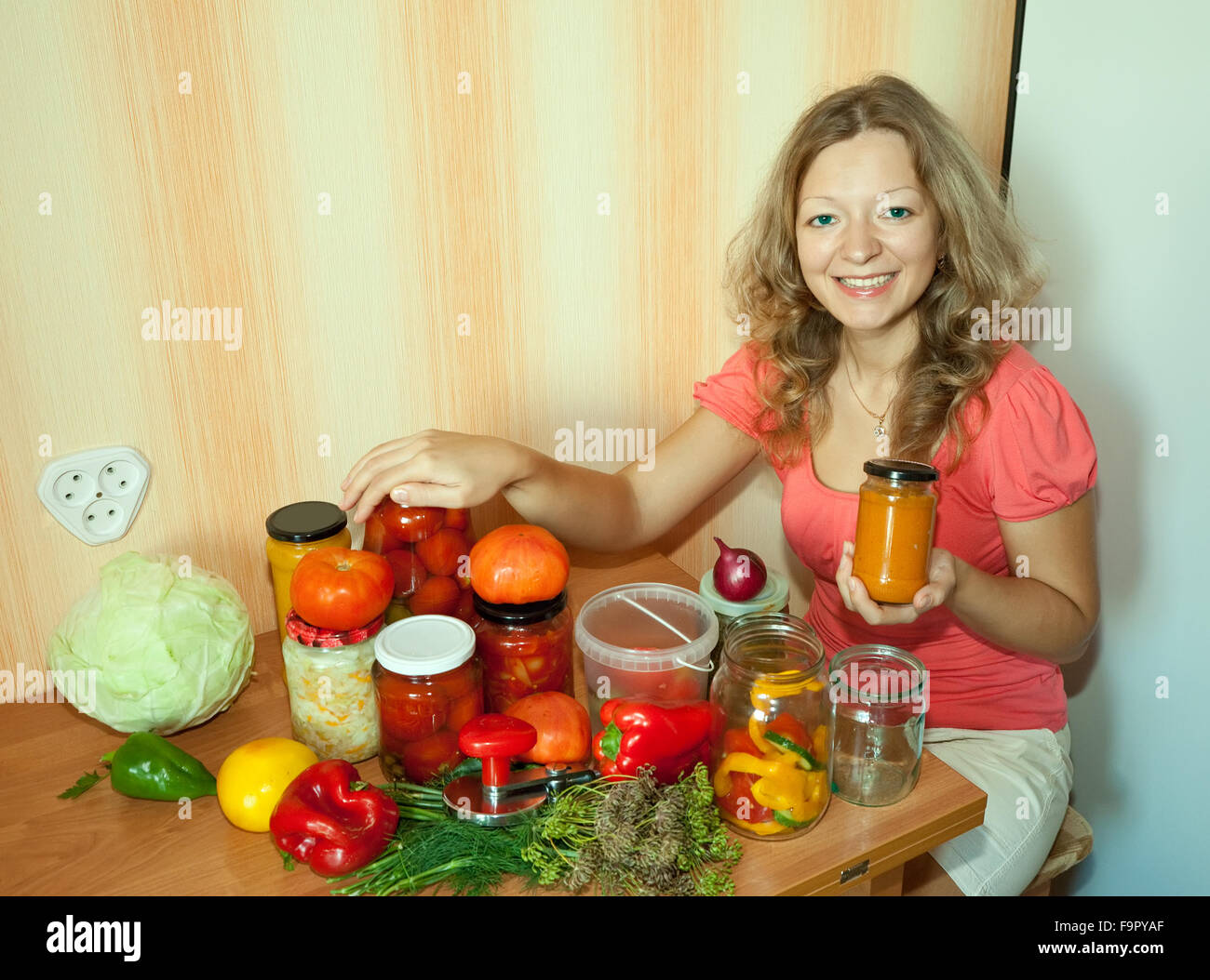 Frau macht eingelegtes Gemüse in der Küche Stockfotografie - Alamy