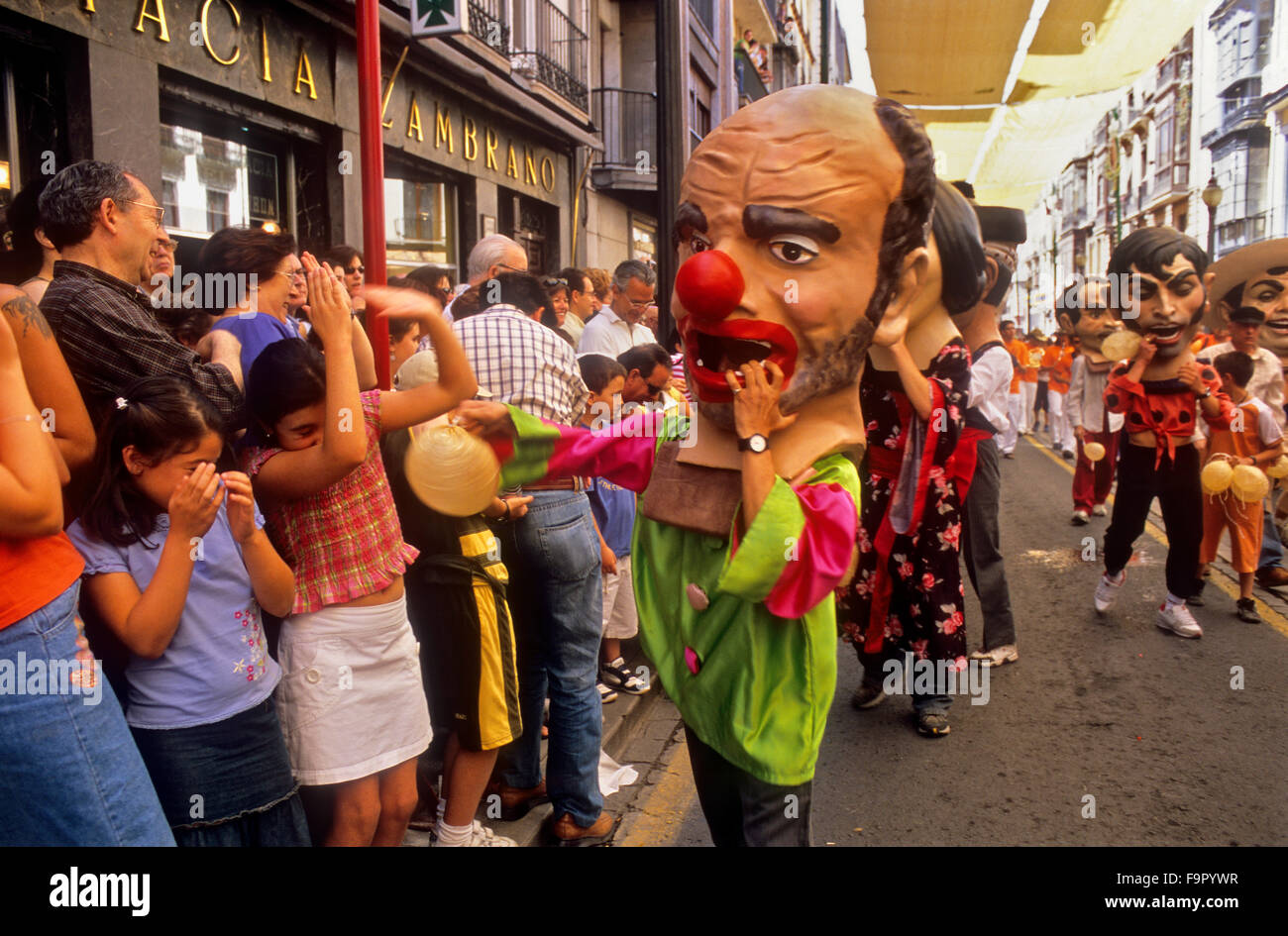 Fronleichnams-Prozession, Cabezudos in Calle Reyes Católicos, Granada, Andalusien, Spanien Stockfoto