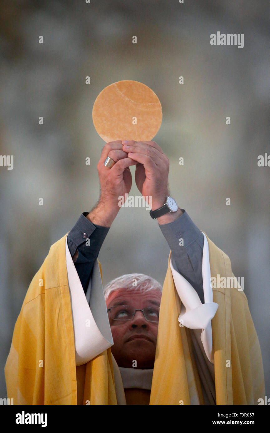 Kathedrale von Amiens. Feier der Eucharistie. Elevation Of The Host. Stockfoto