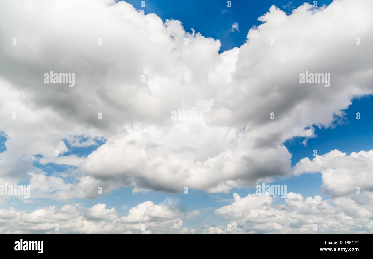 eine Wolke wie ein Flügel Stockfoto