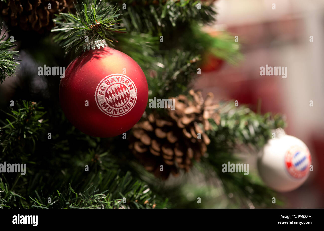 Christbaumkugeln mit dem Logo der deutschen Fußball-Bundesliga-Fußball-Club  Bayern München hängen von einem kleinen Weihnachtsbaum im Fanshop des  Vereins in München, 17. Dezember 2015. Foto: Sven Hoppe/dpa Stockfotografie  - Alamy
