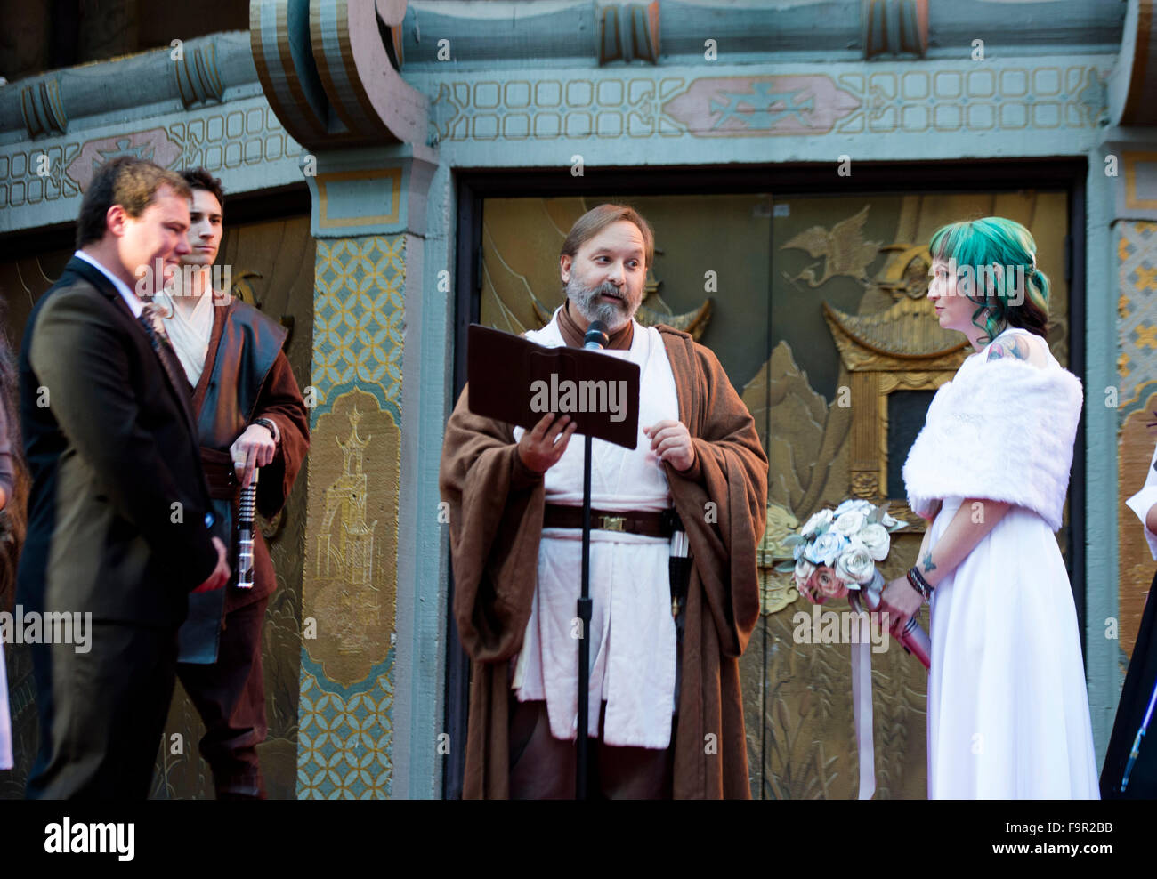 Hollywood, Kalifornien, USA. 17. Dezember. 2015) (ein neues Paar, beide begeisterte Star Wars Fans aus Australien, heiraten in einer Star Wars-themed Hochzeit am Bahnhofsvorplatz TCL Chinese Theater IMAX in Hollywood, Kalifornien, USA, am 17. Dezember 2015. () Xinhua/Yang Lei)(azp) Credit: Xinhua/Alamy Live-Nachrichten Stockfoto