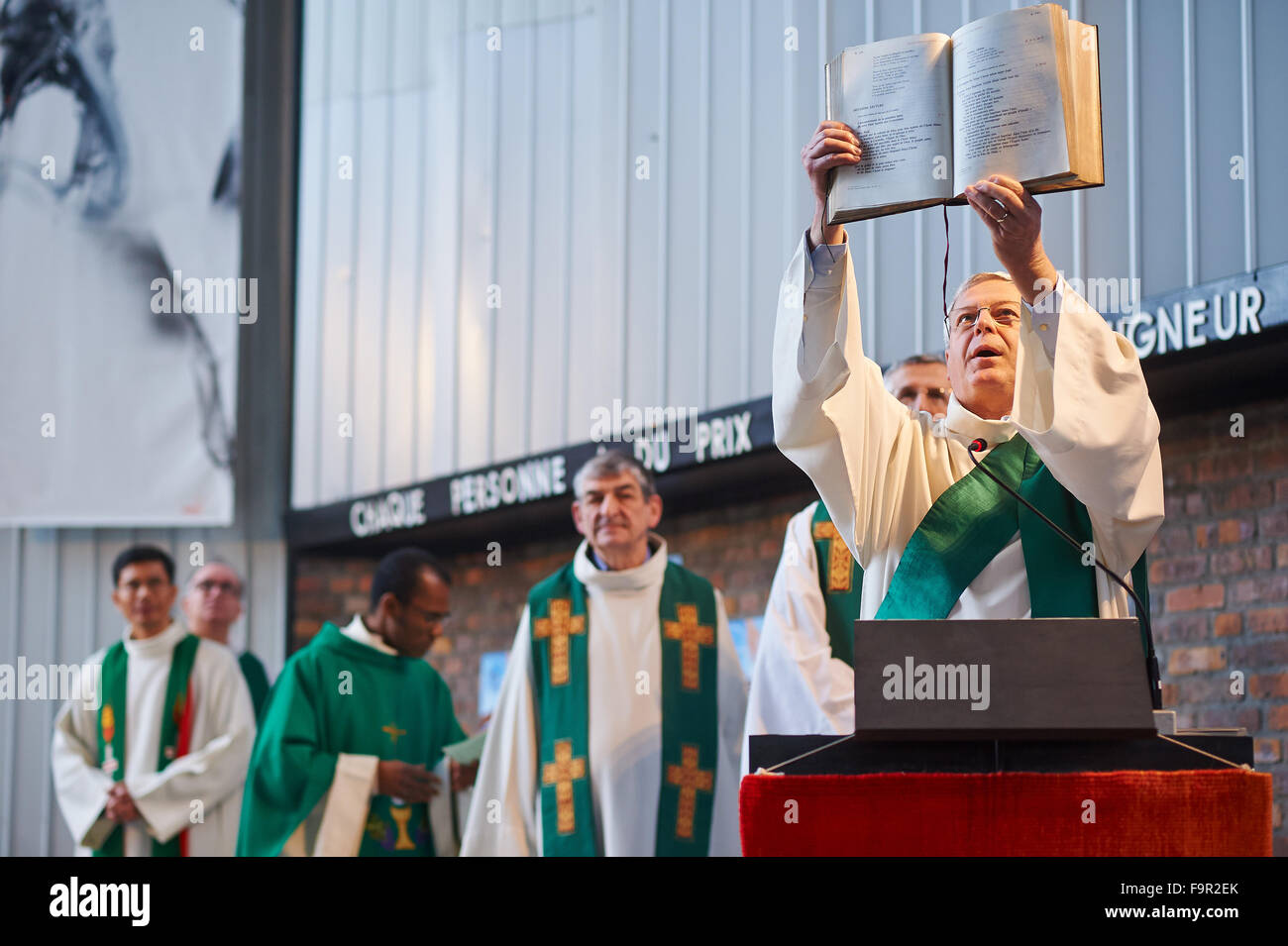 Kirche Saint-Eloi. Migranten Mass. Stockfoto