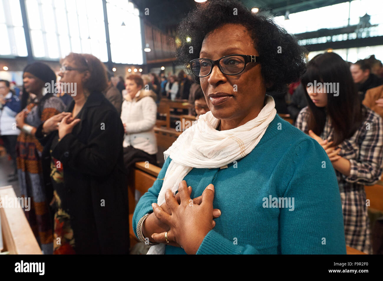 Kirche Saint-Eloi. Migranten Mass. Stockfoto
