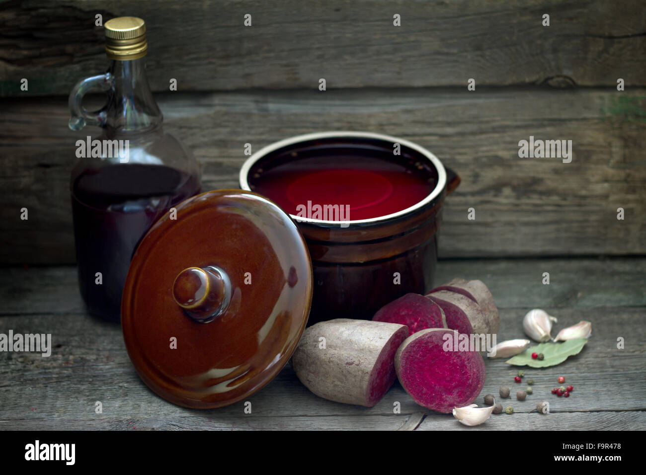 Eingelegte Rote Beete und hausgemachten Saft auf Vintage-Boards in Küche Stockfoto