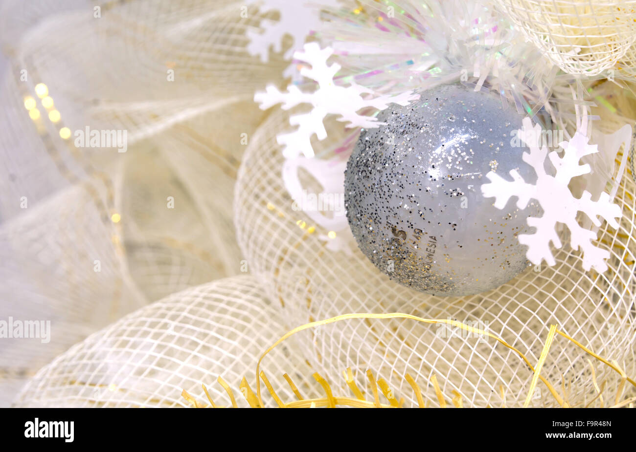 glänzende Glaskugel mit Eiskristall, feiern Sie mit schönen durchsichtigen Netz Stockfoto