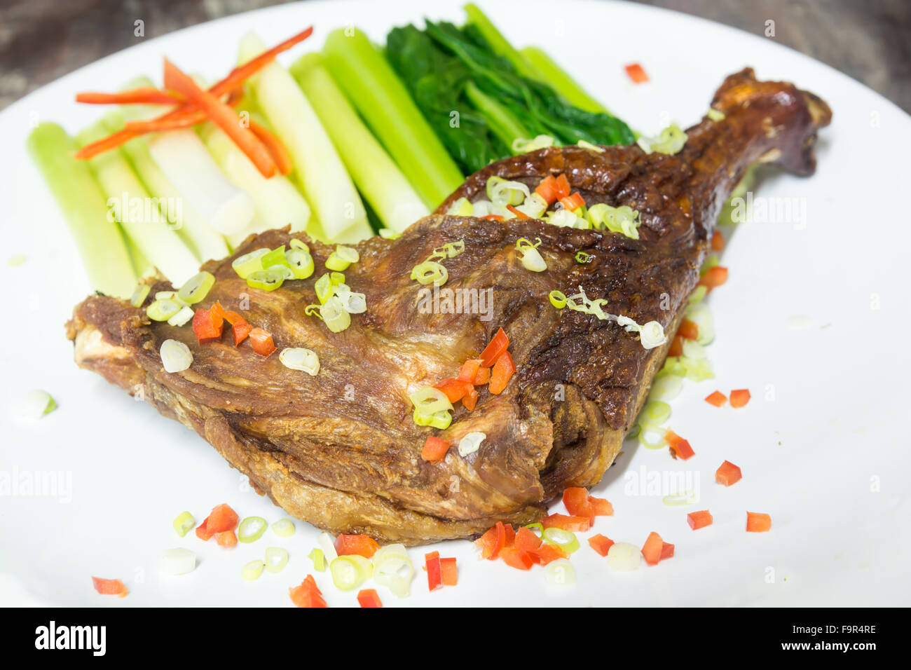 knusprige Ente dump Stick, tief gebraten und Essen mit Scheibe Gurke, Kohl und Zwiebeln Frühjahr blühende, Garnitur auf weißer Teller, Holz Stockfotografie