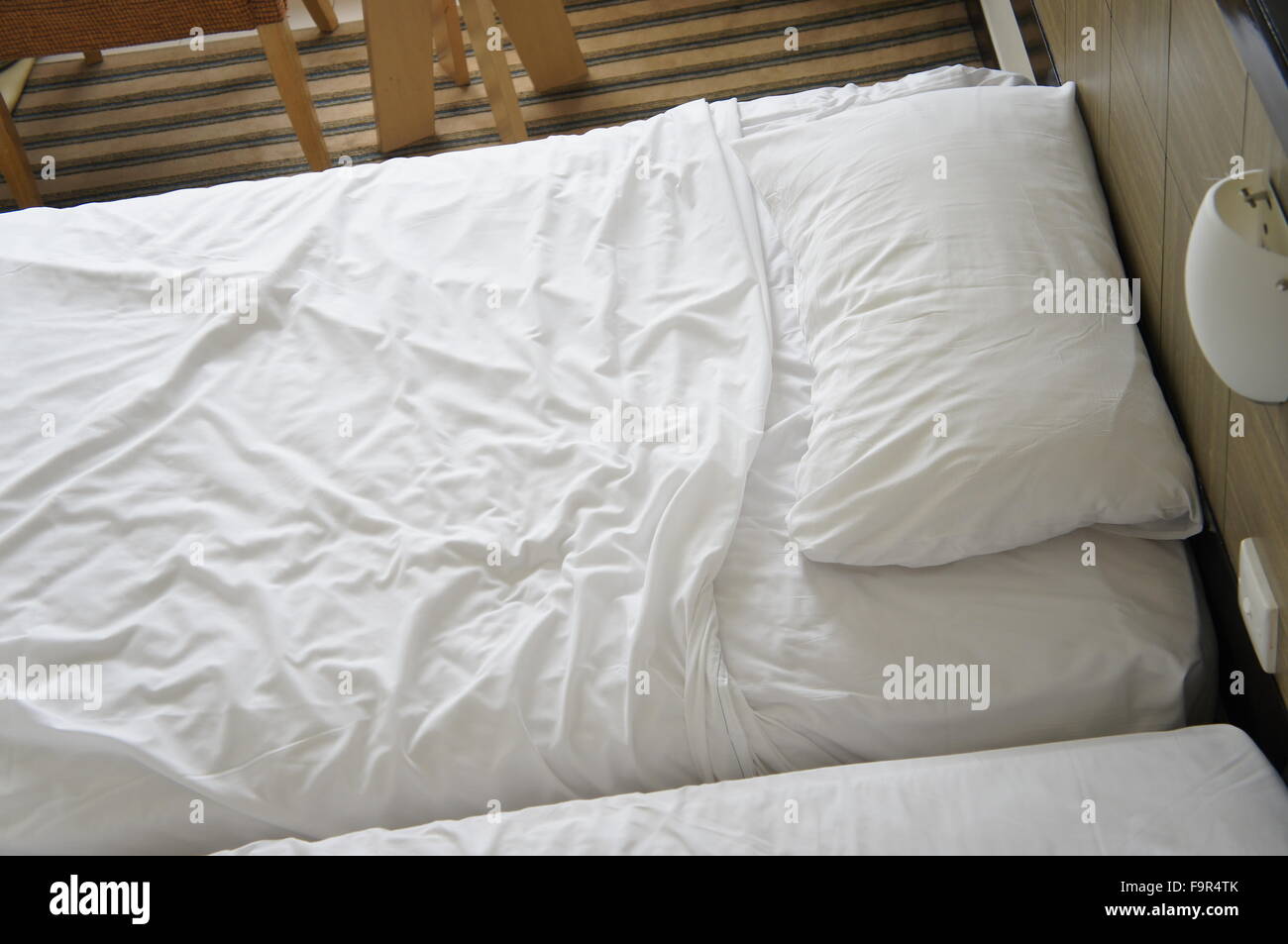 Draufsicht der einzelnen Hotelbett mit Kissen Stockfoto