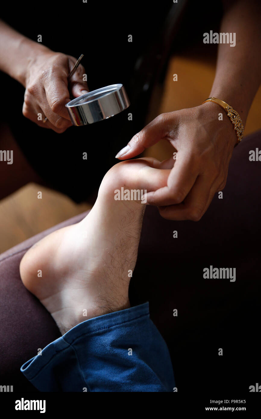 Fuß-Kontrolle durch eine Ärztin. Stockfoto
