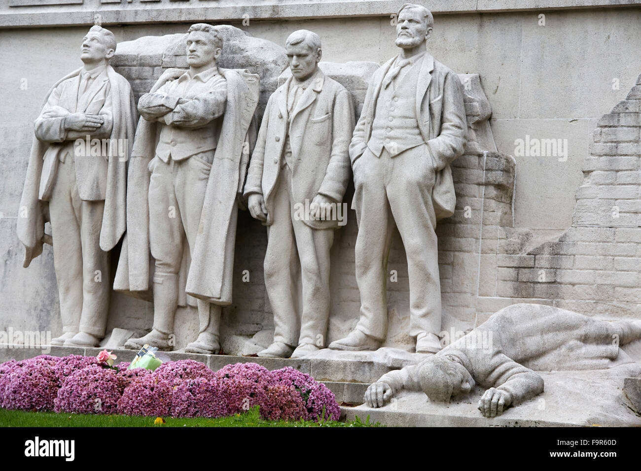Denkmal für eine Gruppe von Männern erschossen während des 1. Weltkrieges, Skulptur von Felix Desruelles Stockfoto
