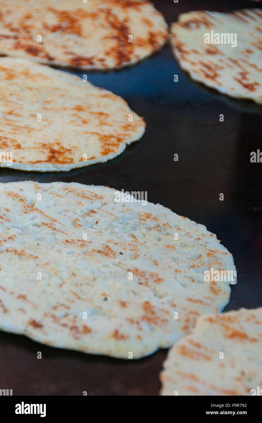 Braun Beige Tortillas auf Herdplatte gekocht wird Stockfoto