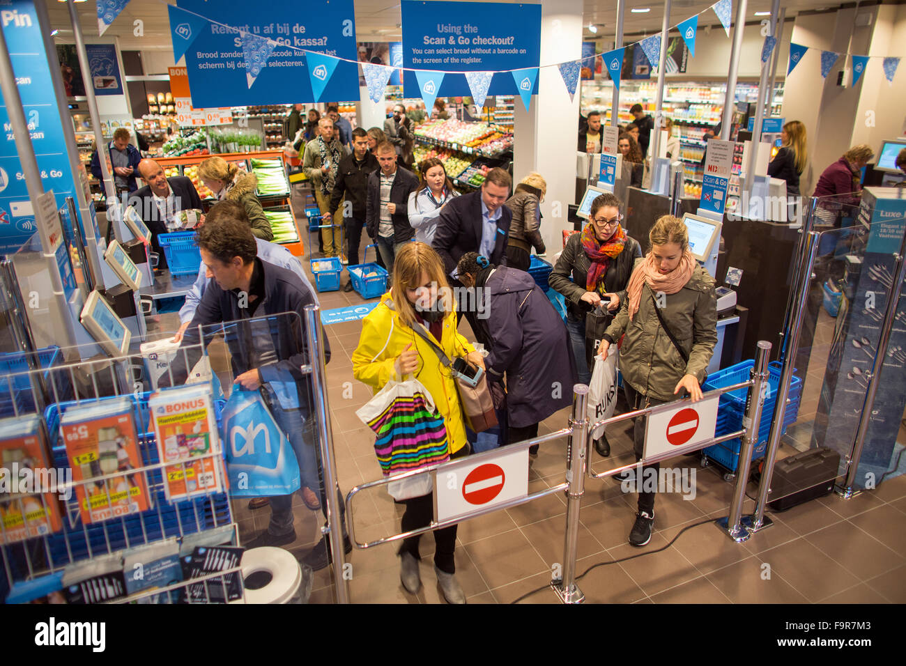 Der erste Albert Heijn Supermarkt ohne Kassierer und wo nur bezahlt werden kann per Selfscan Stockfoto