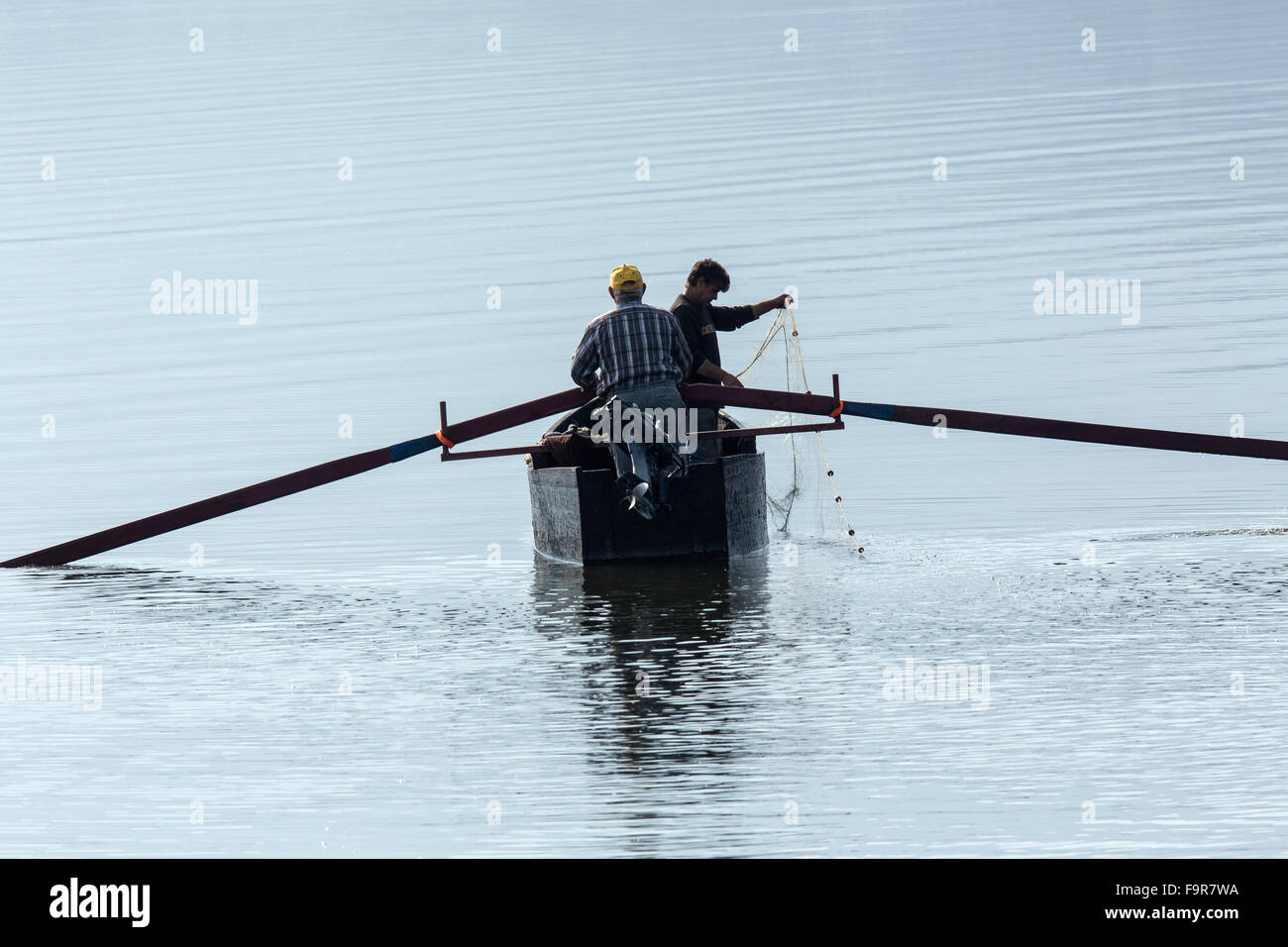 Traditionelles Fischen auf See Kerkini, am frühen Morgen, Nord-Griechenland. Stockfoto