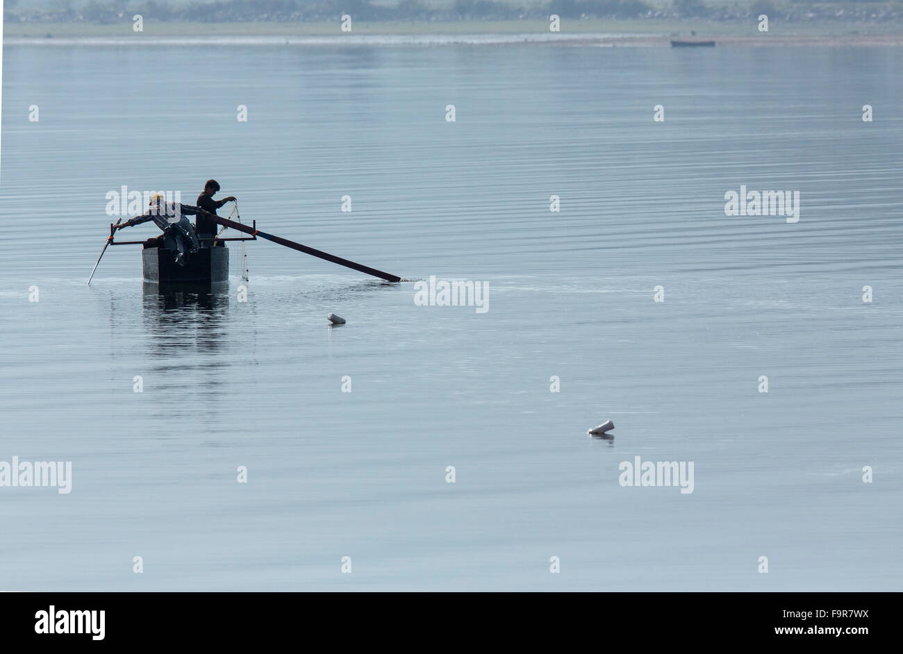 Traditionelles Fischen auf See Kerkini, am frühen Morgen, Nord-Griechenland. Stockfoto