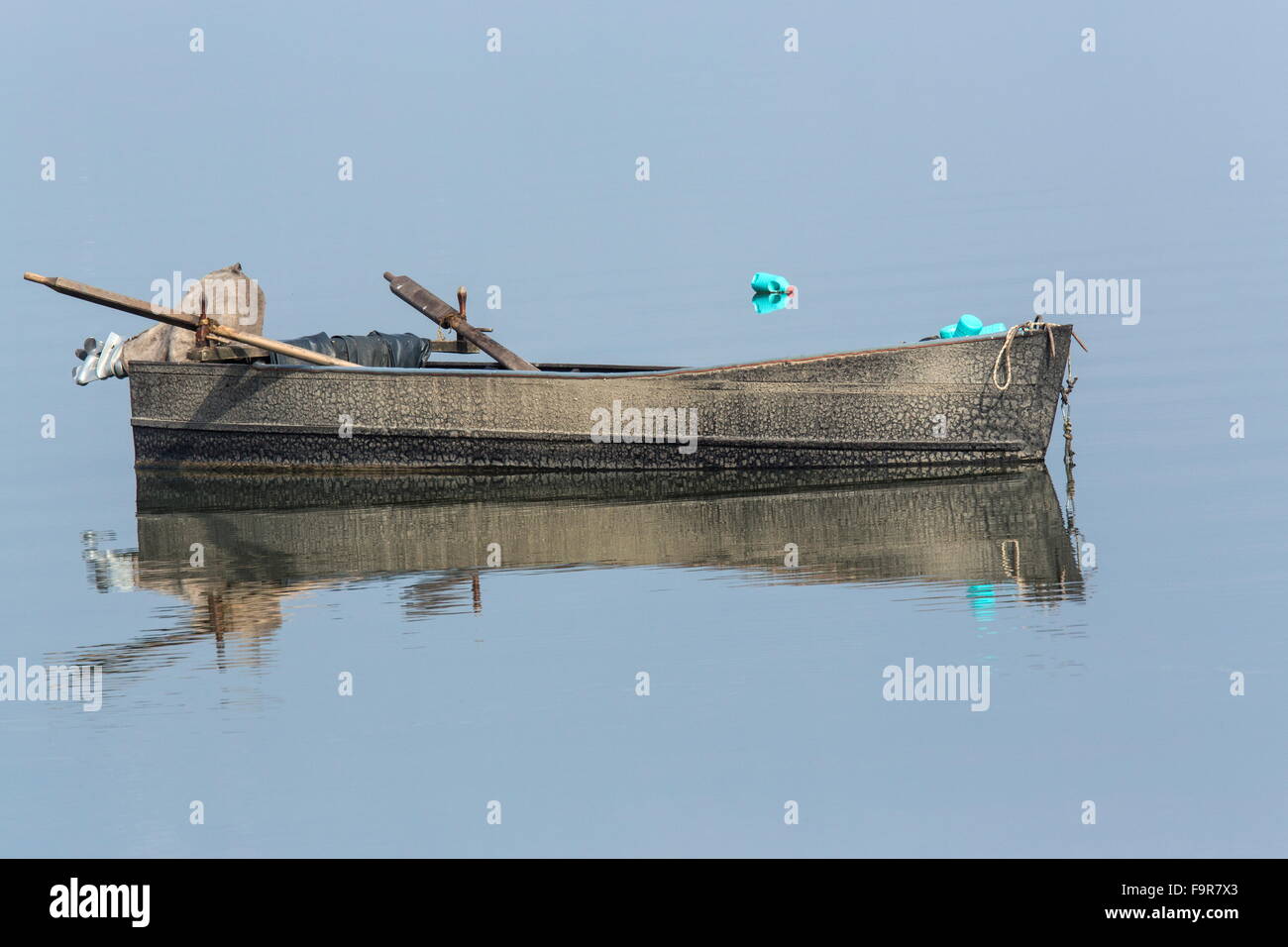 Traditionellen Fischerboot auf See Kerkini, am frühen Morgen, Nord-Griechenland. Stockfoto