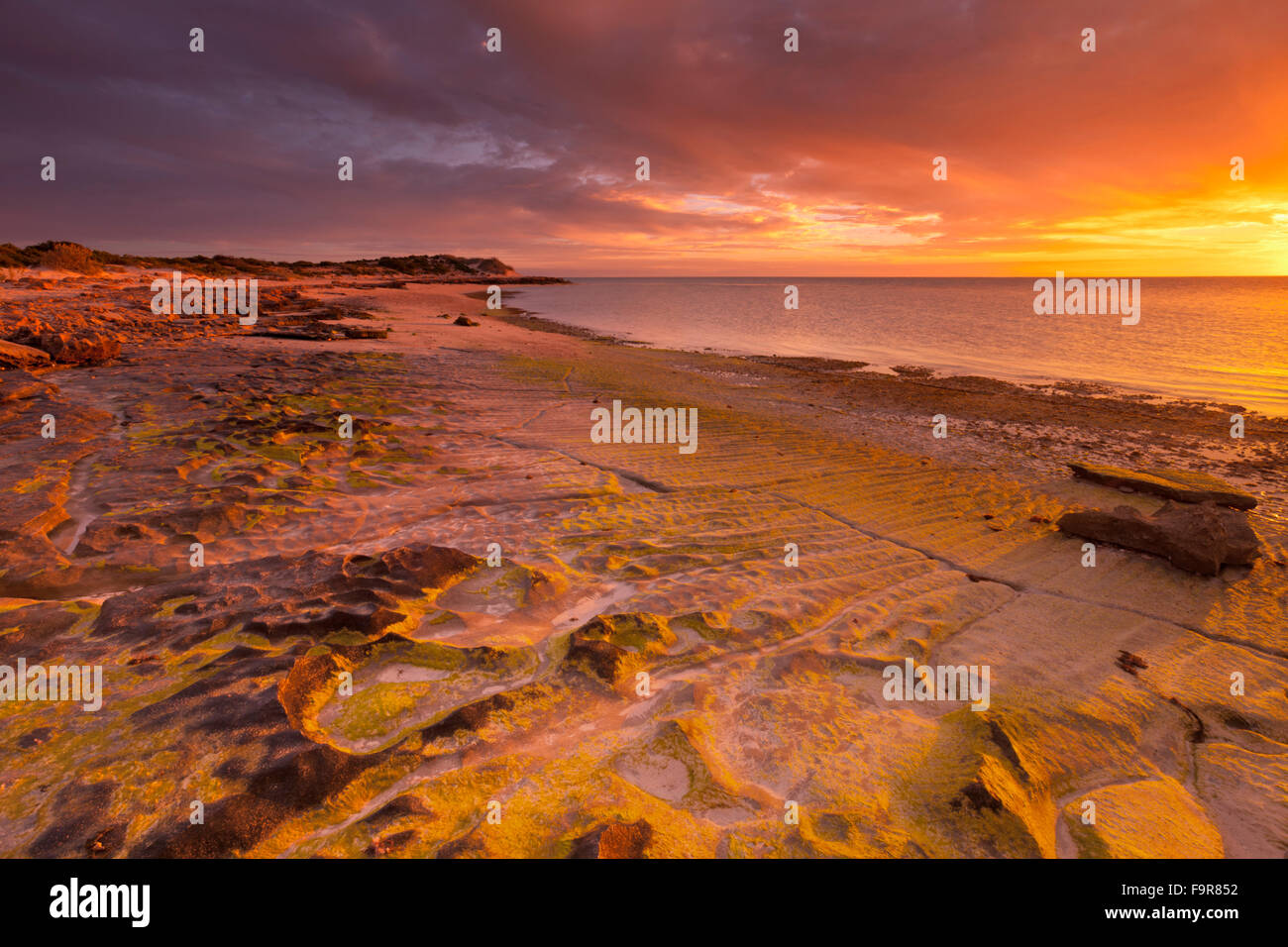 Sonnenuntergang über der Küste von Cape Range National Park in Westaustralien. Stockfoto