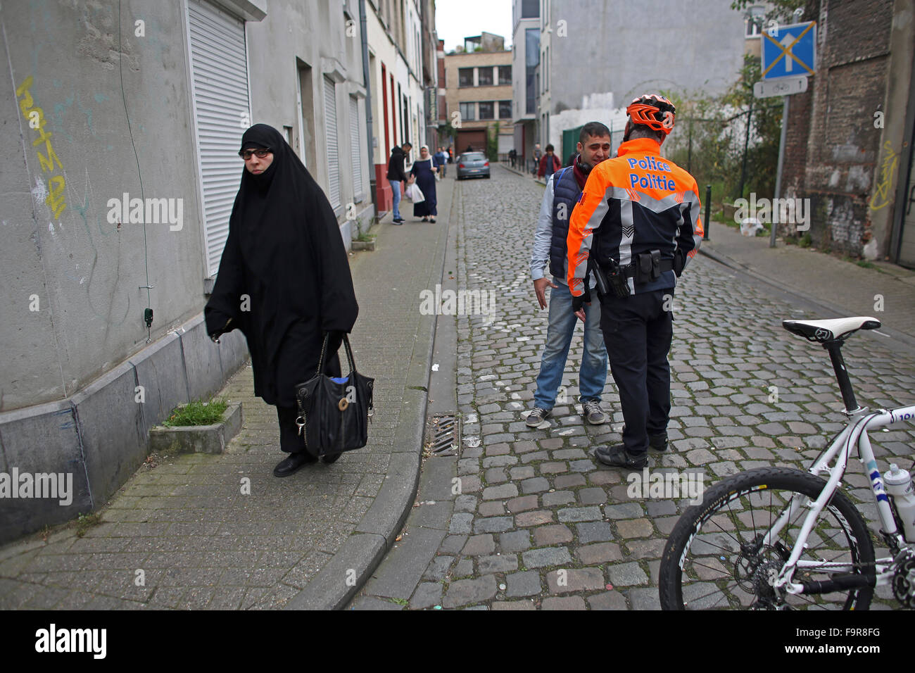 Belgien-Polizei Razzien und Hausdurchsuchungen durchgeführt, aber keine Terroristen in muslimischen Bereich Molenbeek in Brüssel verhaftet. Stockfoto