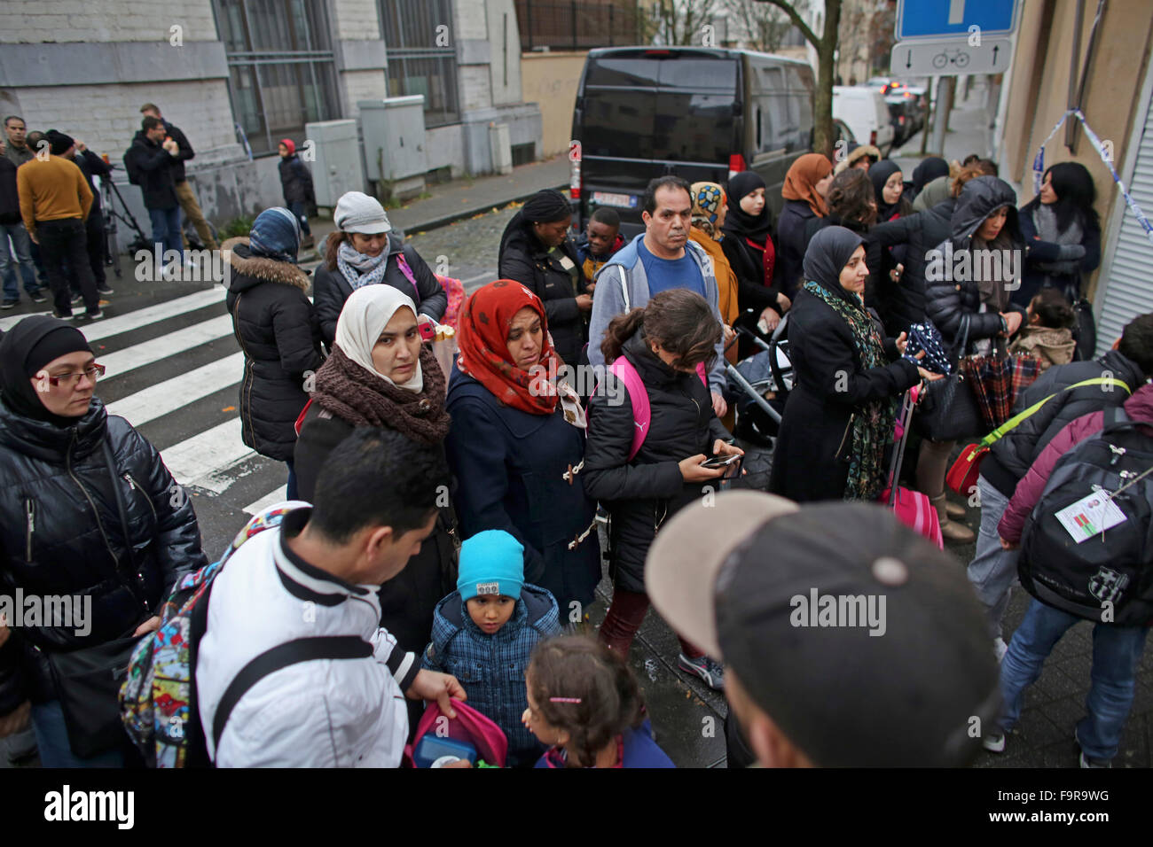 Belgien-Polizei Razzien und Hausdurchsuchungen durchgeführt, aber keine Terroristen in muslimischen Bereich Molenbeek in Brüssel verhaftet. Stockfoto