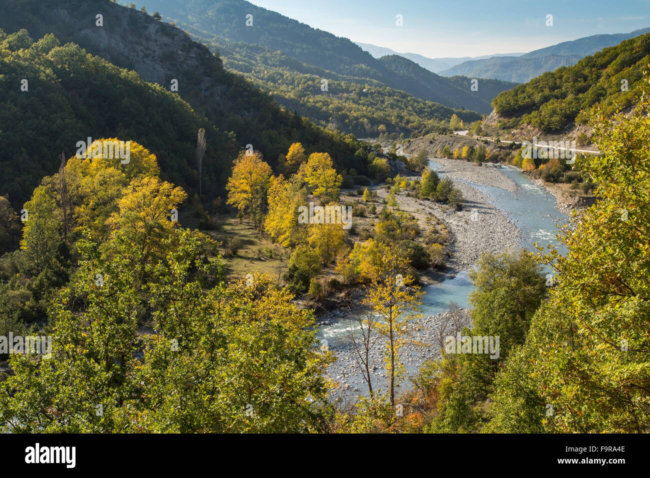 Herbstfärbung im Sarantaporos-Tal (ein Nebenfluss des Aoös oder Vjosë) im Norden Pindos nahe Kefalochori, Griechenland. Stockfoto
