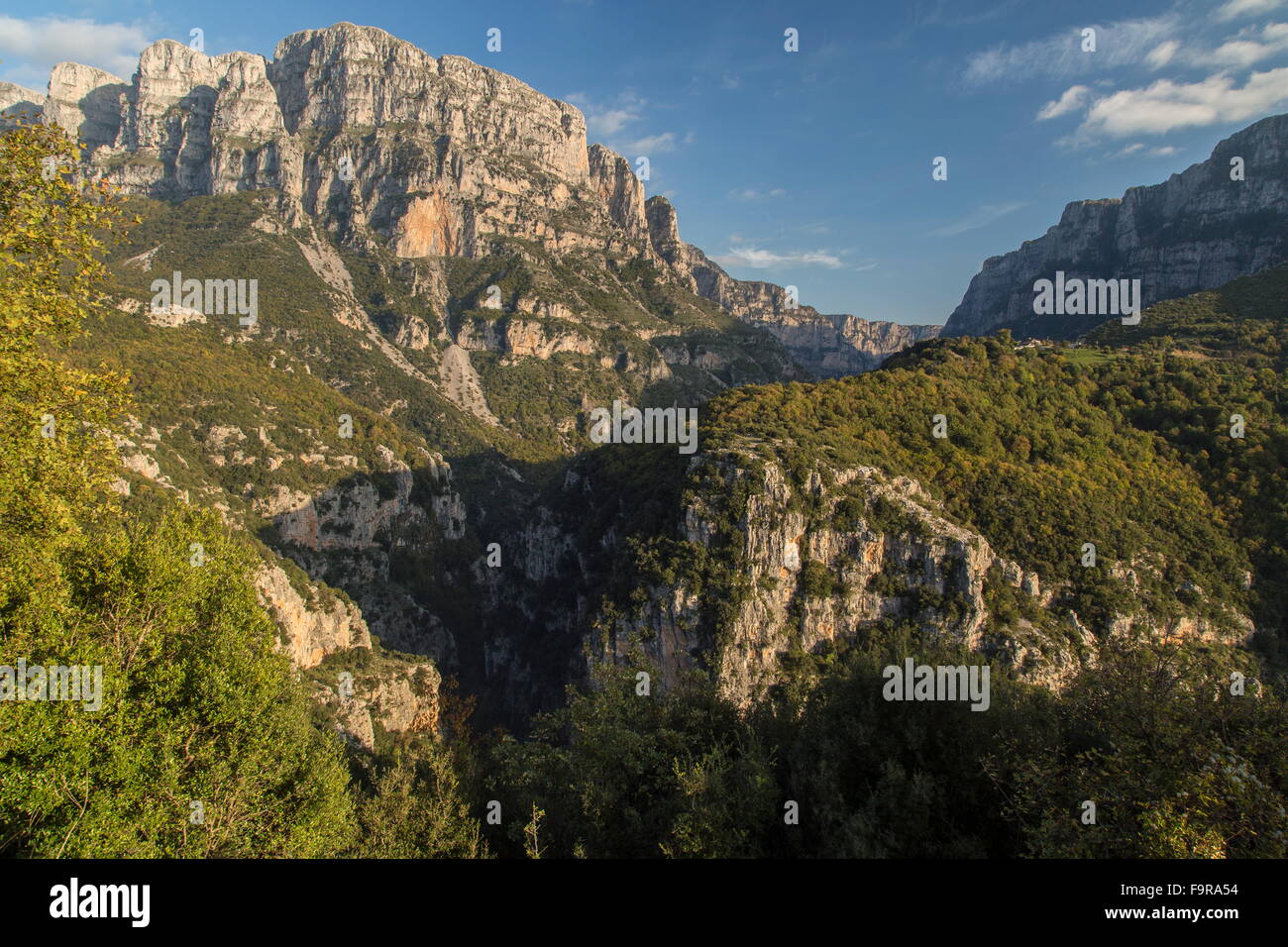 Die Vikos-Schlucht, Nordende, von unten Mikro Papingo im Herbst; Zagori, Epirus, Griechenland. Stockfoto