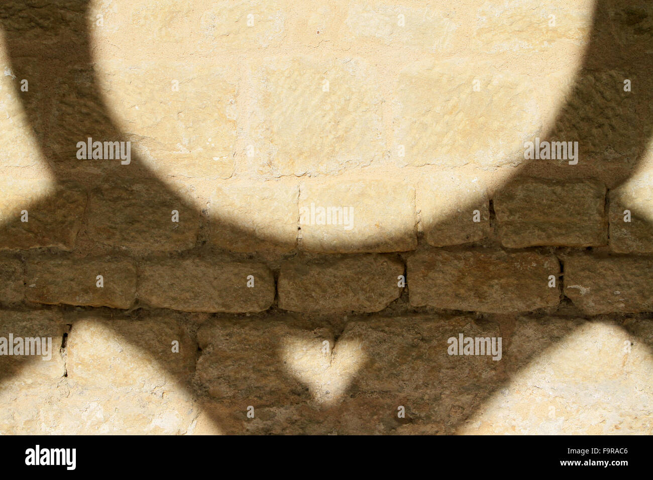 Kreuzgang. Stein und geometrische Schatten. Noirlac Abbey. Stockfoto