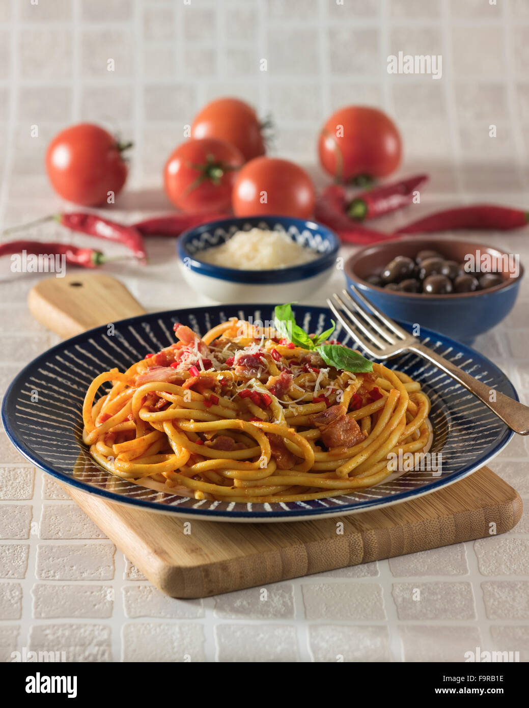Bucatini all'amatriciana. Pasta mit Speck und Tomatensauce. Italienisches Essen. Stockfoto