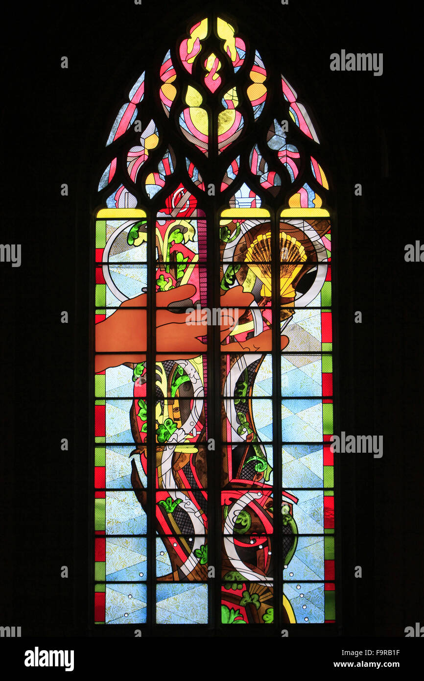Glasmalerei-Fenster. Den Händen von Johannes dem Täufer. Die Taufe Christi-Kapelle. Stockfoto
